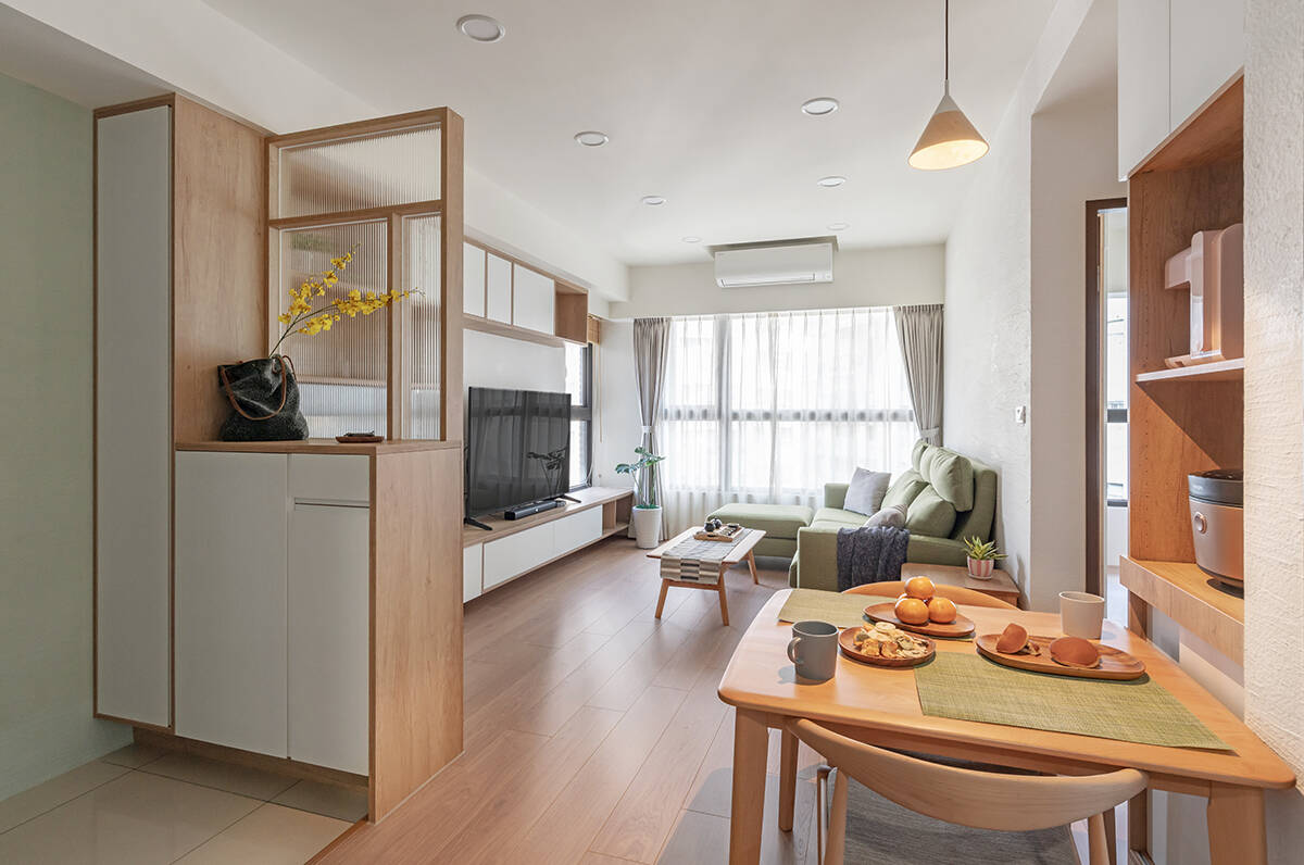 Khu vực sinh hoạt chính của căn hộ được thiết kế mở, tạo sự linh hoạt và hài hòa