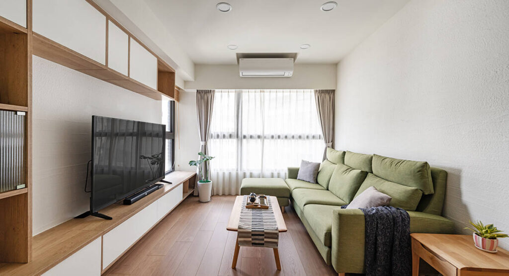Phòng khách tận dụng ánh sáng tự nhiên từ cửa kính lớn