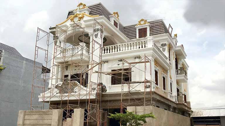 Các thủ tục pháp lý cũng có thể là một trở ngại, đặc biệt đối với những người mới mua đất và muốn xây nhà.