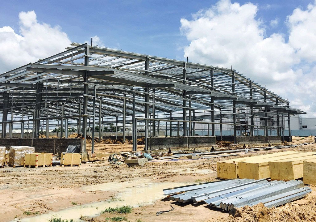 Xây dựng hoặc thi công nhà xưởng là quá trình thực hiện các bản vẽ tổng thể đã được phê duyệt