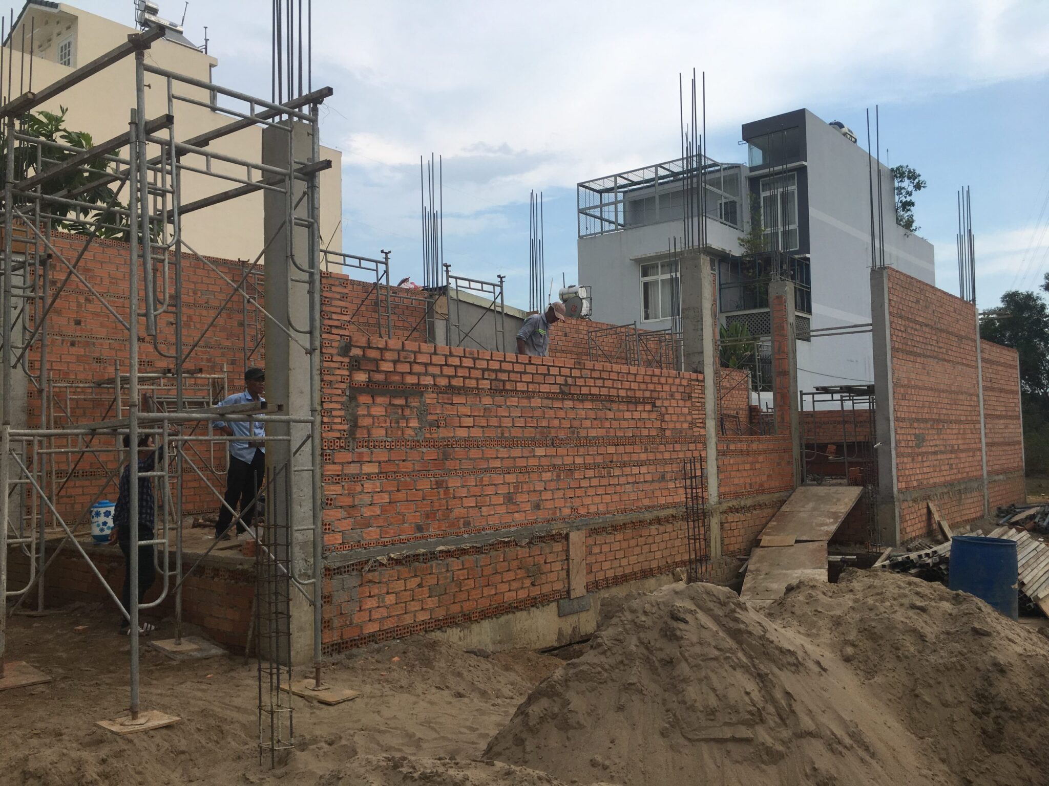 Kiến trúc sư và công nhân khi đảm nhận thi công xây dựng nhà phố trọn gói