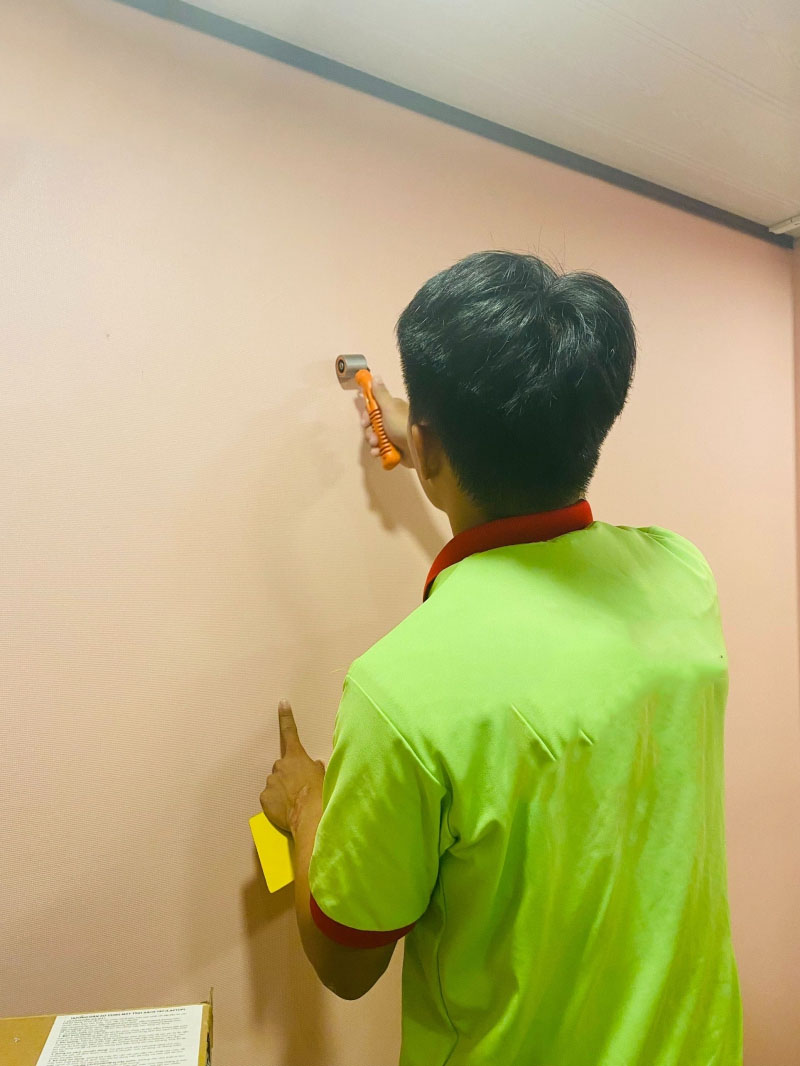 Sử dụng gam màu tươi sáng khiến cho bức tường trở nên sống động và trẻ trung