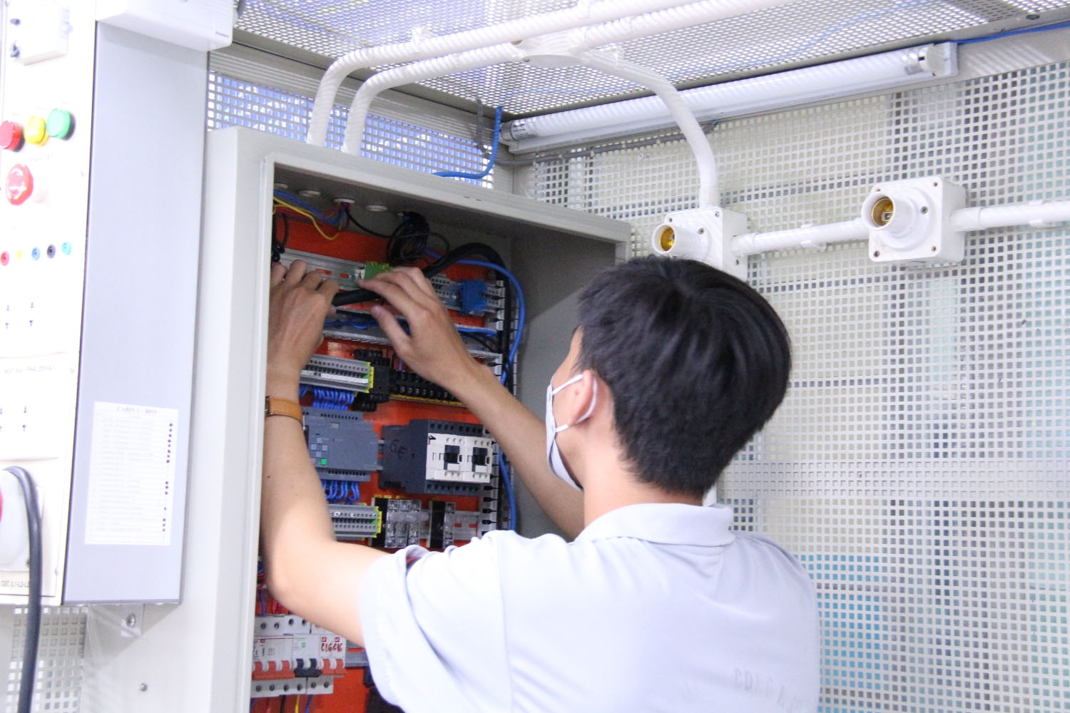 Thợ thi công hệ thống điện cho nhà hàng