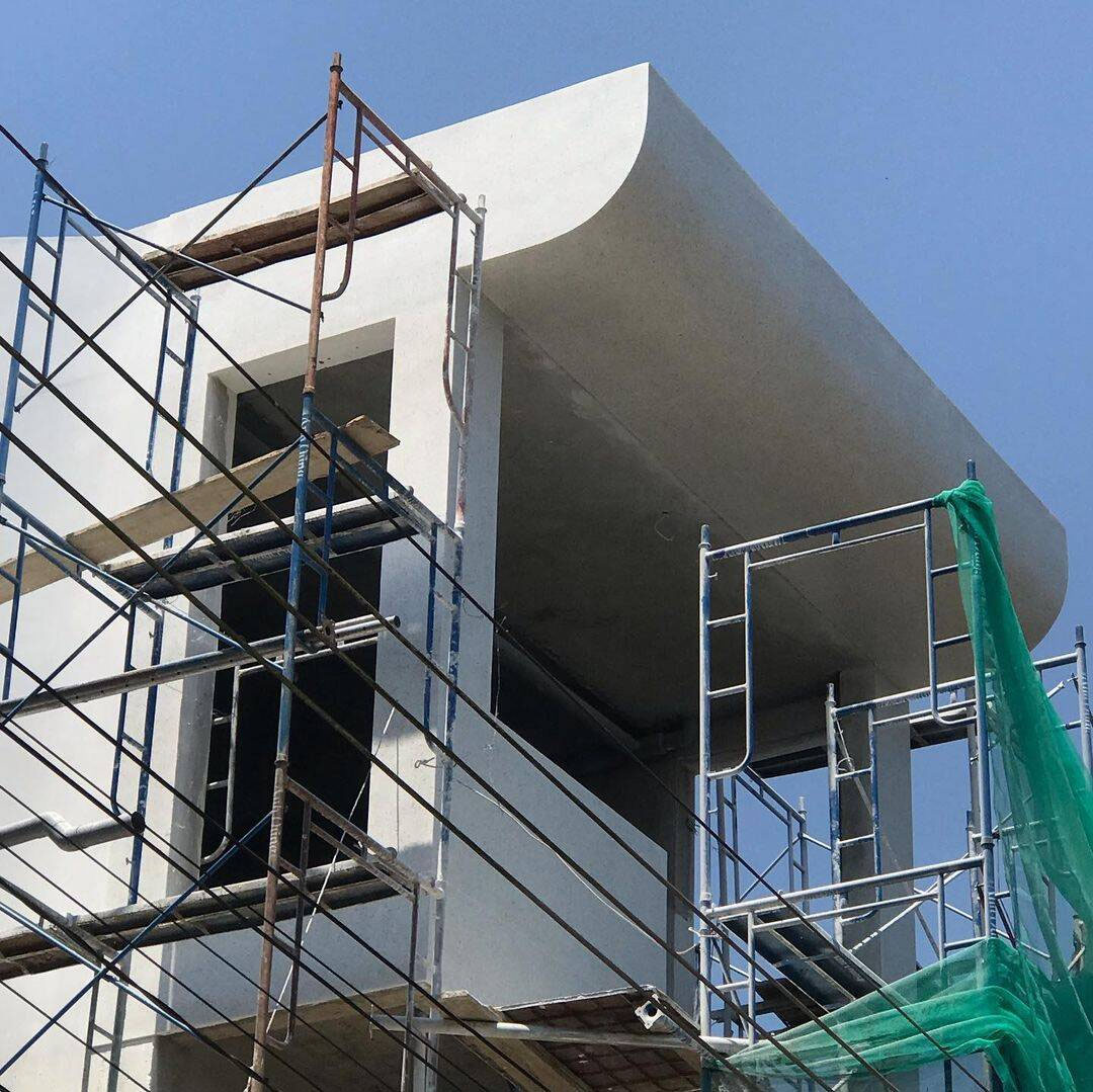 Hệ lam không chỉ giúp kiểm soát ánh sáng mà còn tăng tính thẩm mỹ của ngôi nhà.