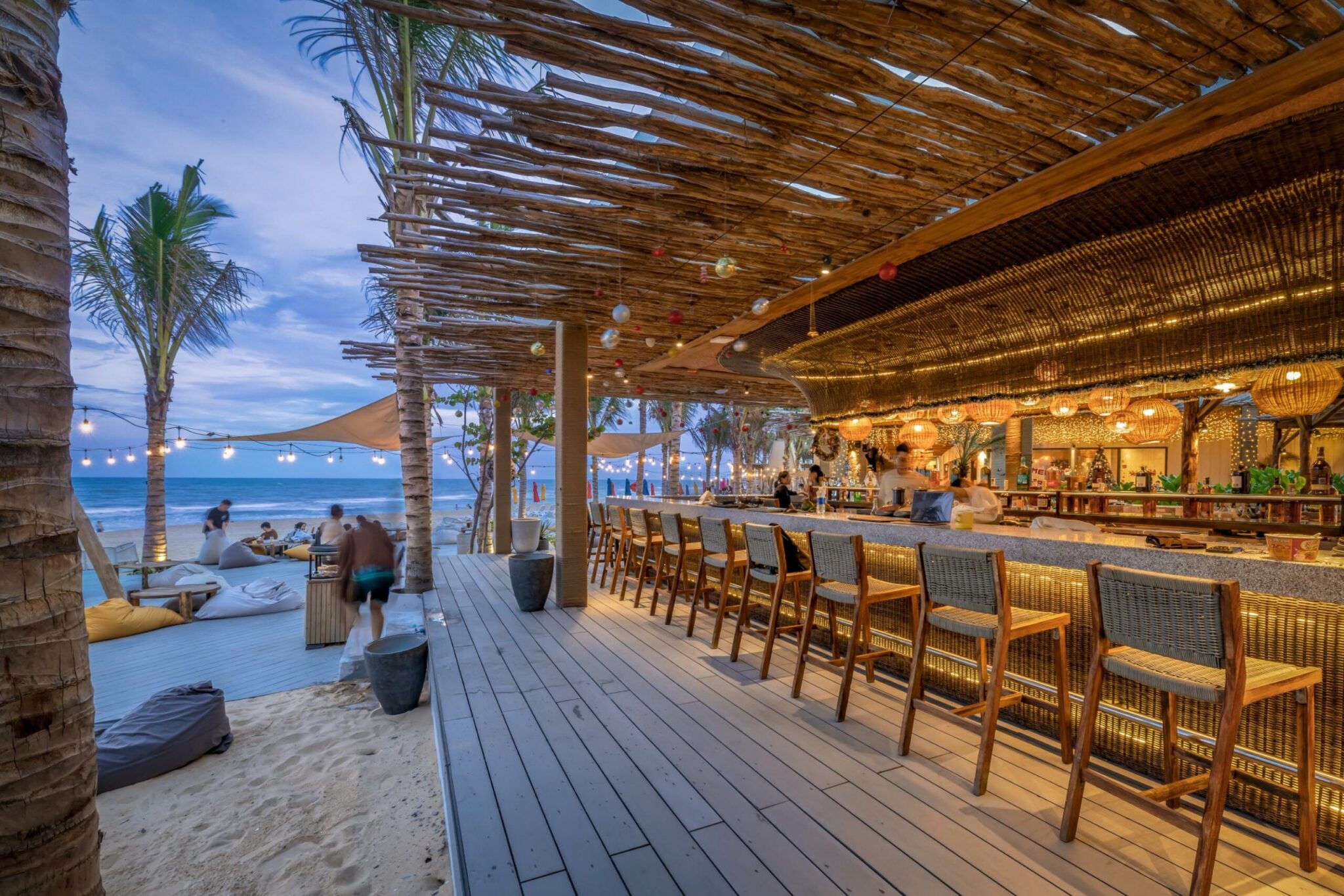 Aloha Beach Club được thiết kế với một không gian mở rộng lớn, cho phép ánh sáng tự nhiên tràn vào