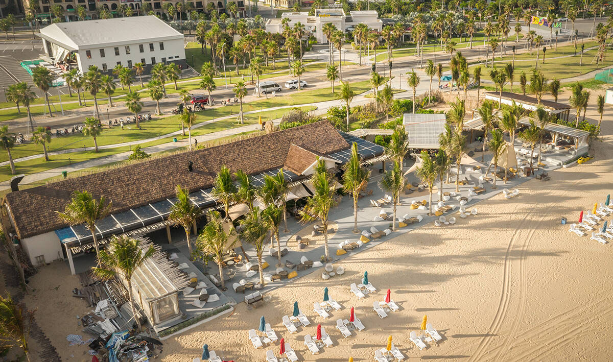 Dự án thi công nội thất nhà hàng Aloha Beach Club được thiết kế với không gian mở, tiếp giáp trực tiếp với bờ biển