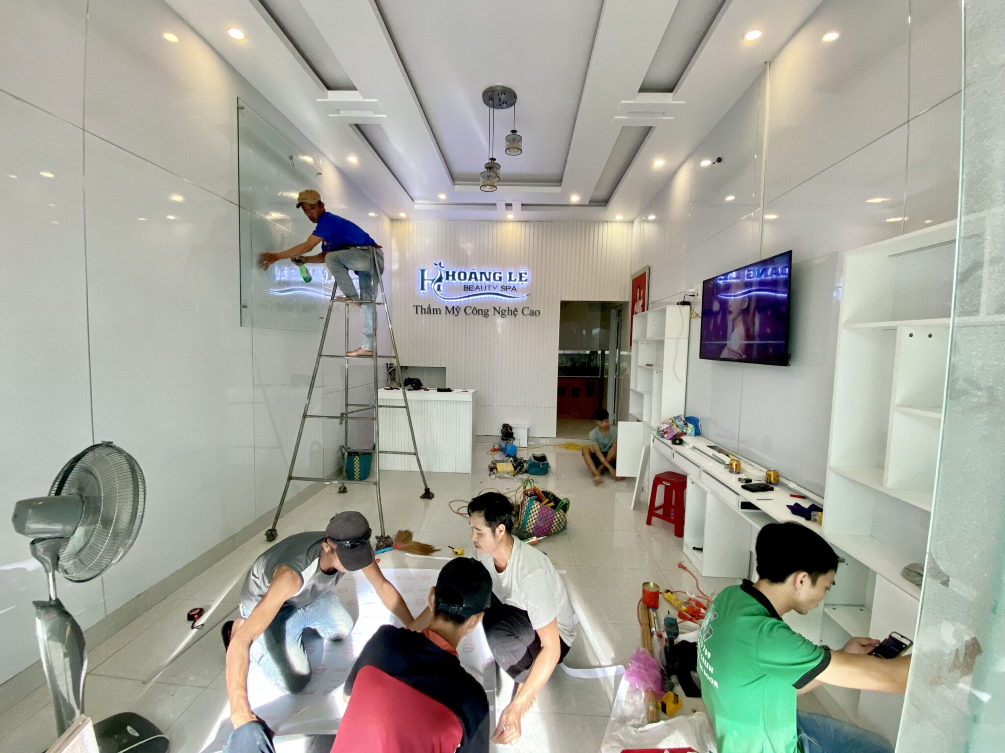 Việc quản lý dự án hiệu quả đảm bảo rằng tất cả các khía cạnh của thi công showroom