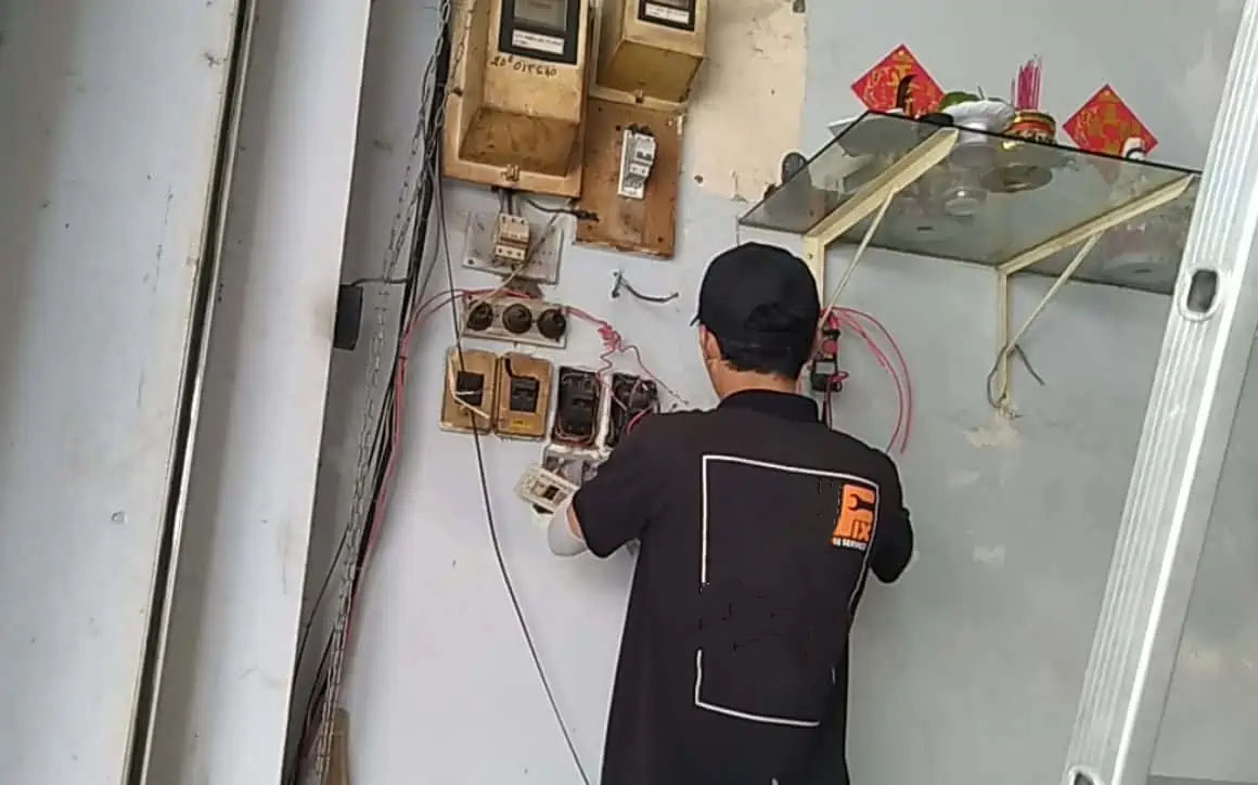 Thợ thi công phần hệ thống điện cho tòa nhà