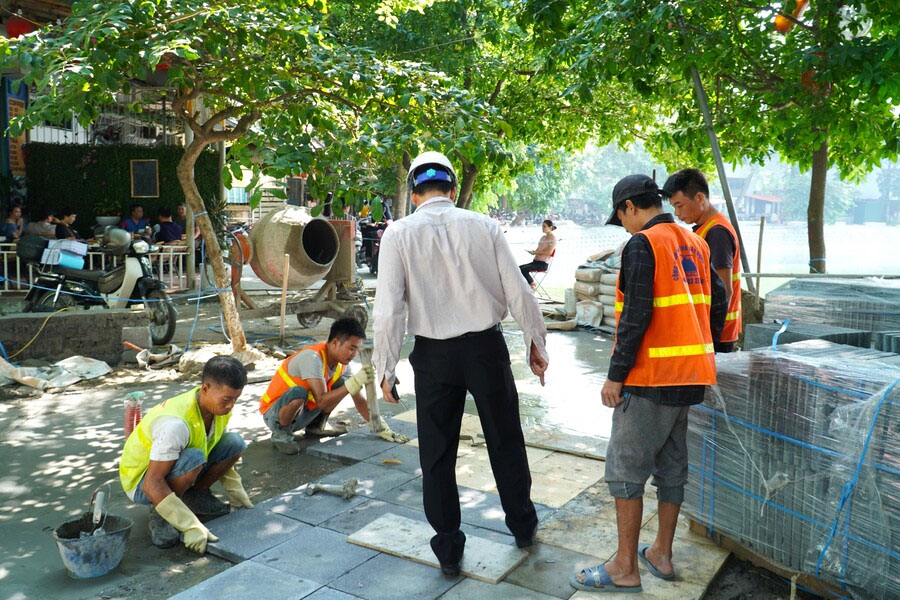 Cà phê Xã được thiết kế theo mô hình mở, lấp lửng giữa không gian trong nhà và ngoài trời
