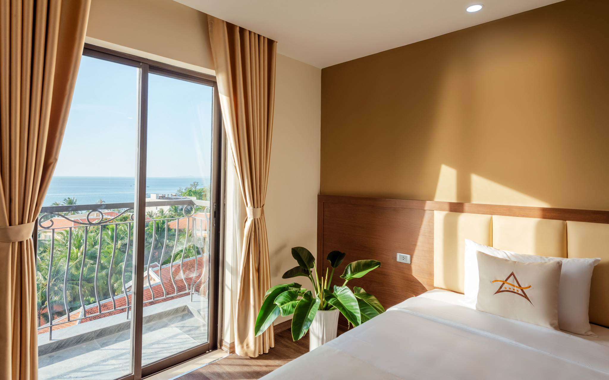 Khách sạn với cửa mở ra khung cảnh thiên nhiên rộng lớn
