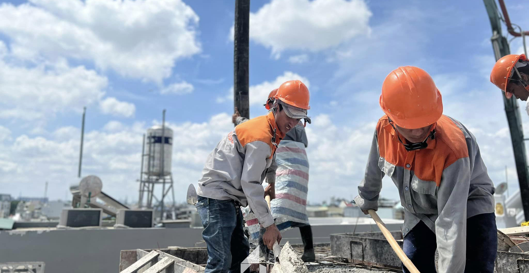 Bố trí và lắp đặt bảng điện chính, bảng điện nhánh và các ổ cắm, công tắc, và thiết bị điện khác.