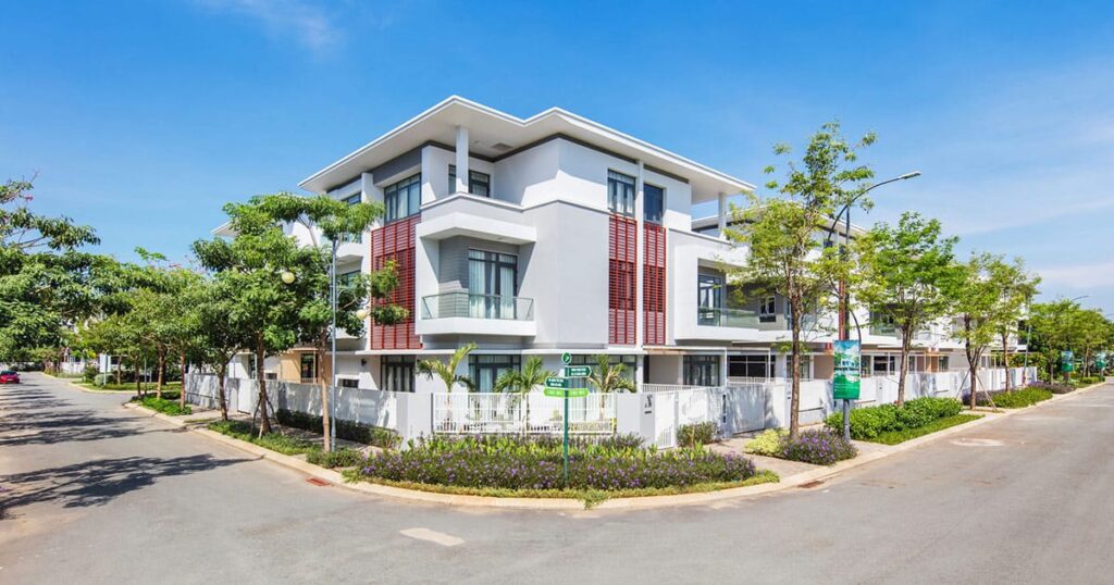 Nhà phố biệt thự là sự kết hợp giữa tính chất của nhà phố và biệt thự