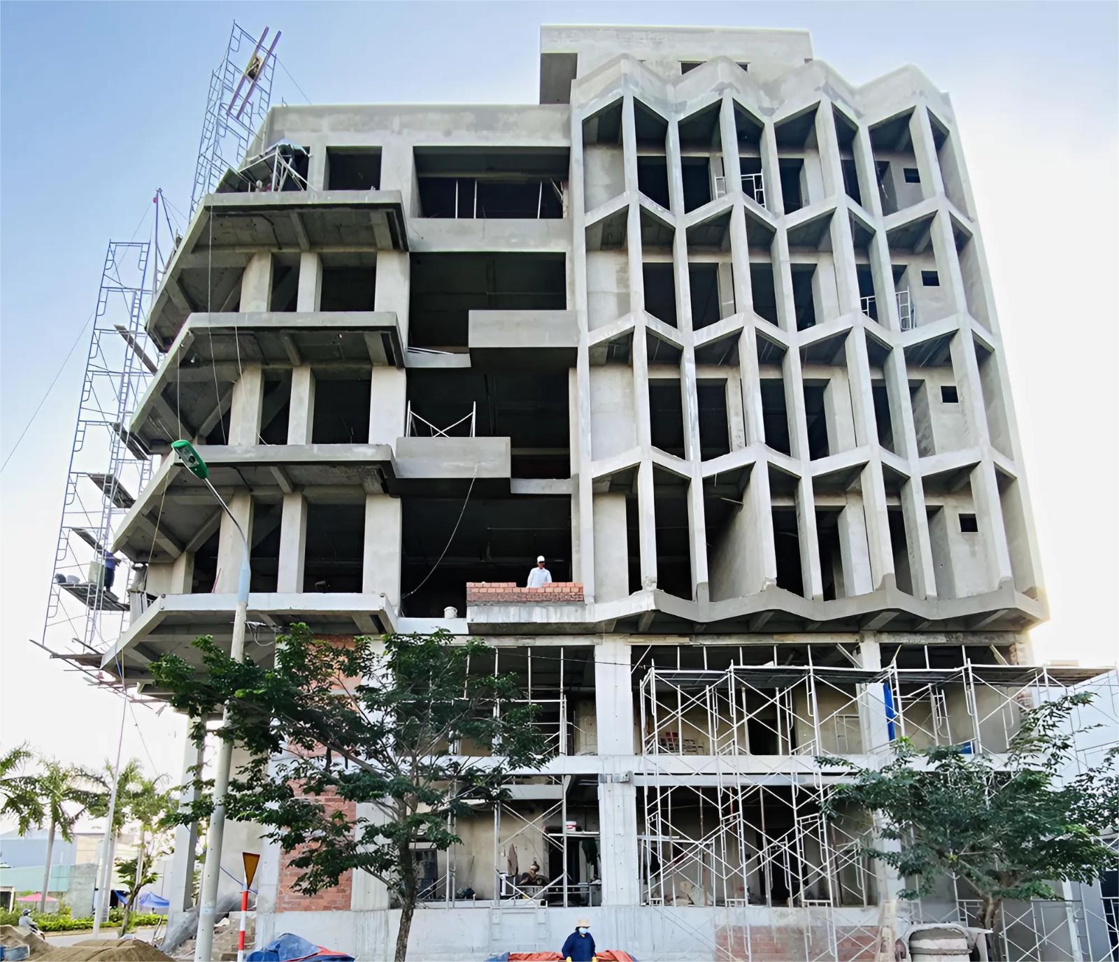 Đơn giá xây dựng phần thô đóng vai trò quan trọng trong việc ước tính chi phí tổng thể của dự án xây dựng.