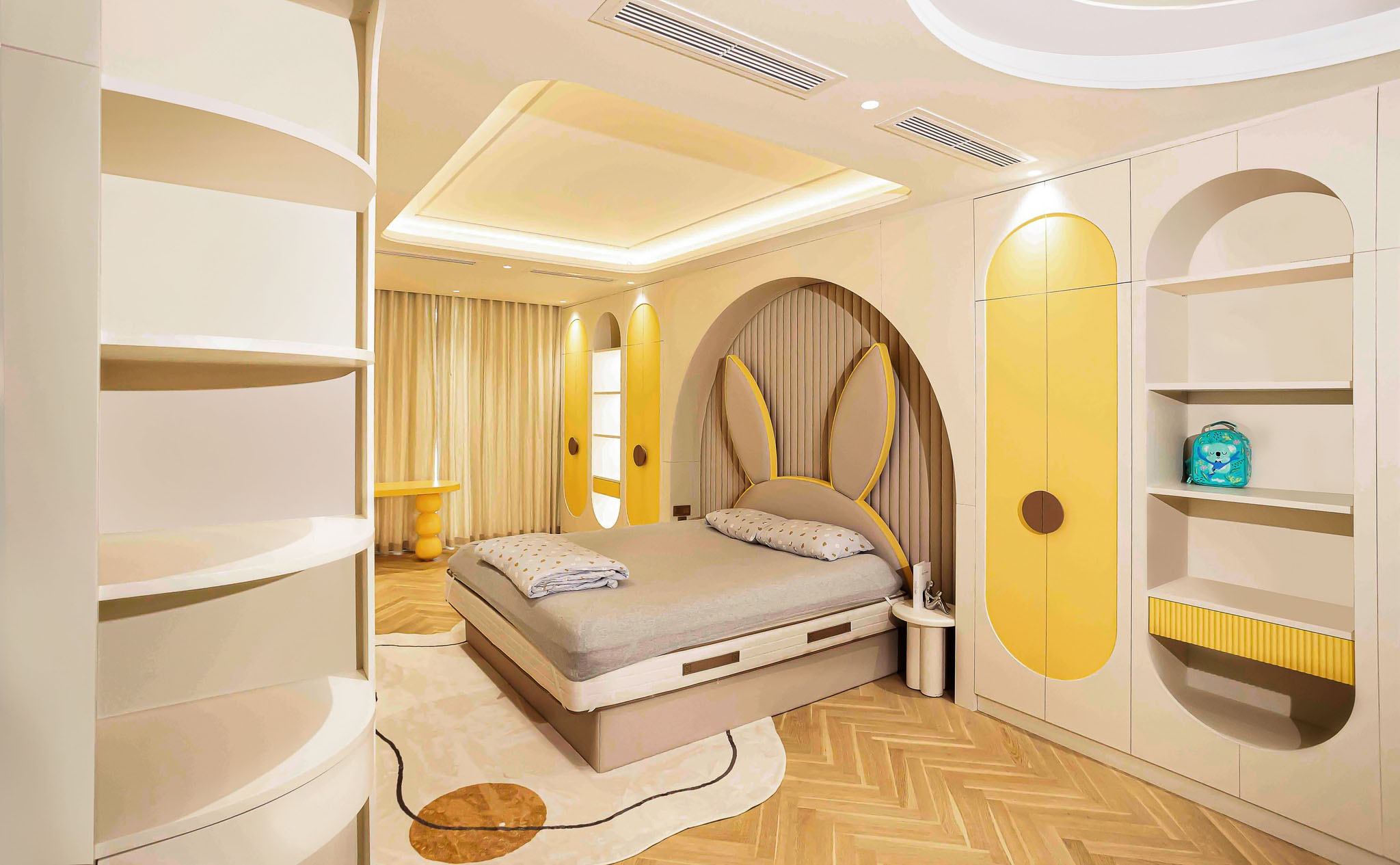 Phòng ngủ được Villax trang trí với tông màu vàng và trắng chủ đạo, tạo nên một không gian tươi sáng và vui tươi.
