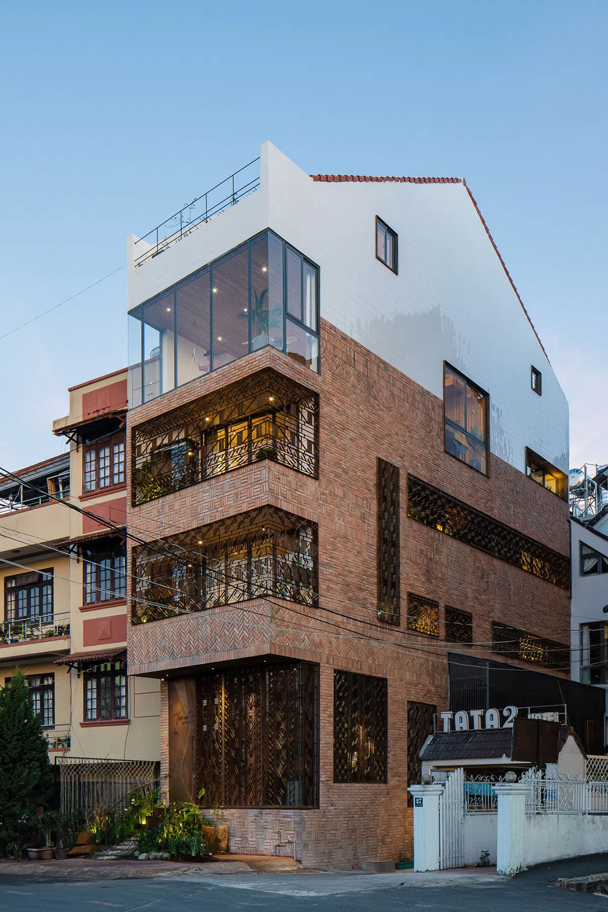 The Note Hotel là một công trình đặc biệt kết hợp giữa khách sạn mini và nhà ở
