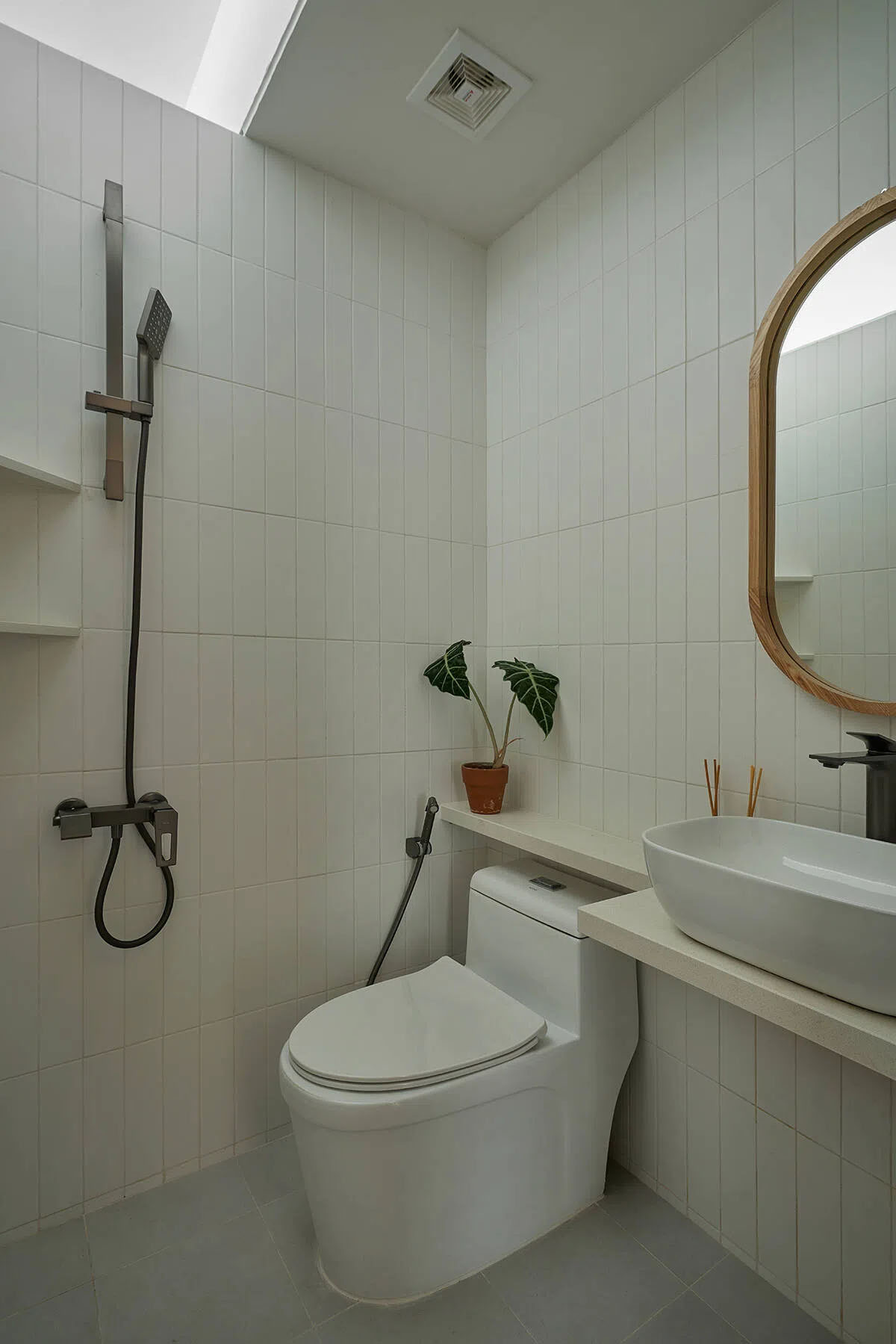 Tỉa thấp tường khu WC để ánh sáng tự nhiên có thể len lỏi vào bên trong.