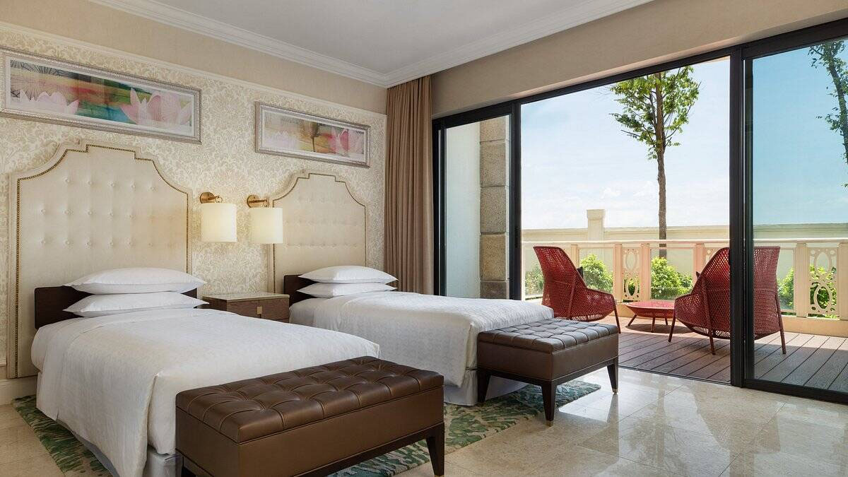 Mỗi phòng đều được trang trí tỉ mỉ, với sự kết hợp hoàn hảo giữa phong cách sang trọng và sự tiện nghi hiện đại.