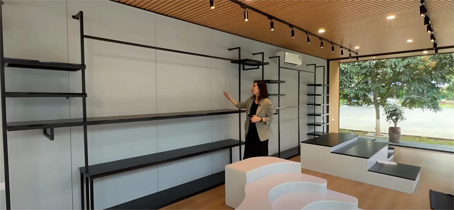 Với thiết kế mở và sử dụng nhiều kính, việc bảo vệ không gian trưng bày khỏi các yếu tố thời tiết như mưa, nắng, và gió mạnh là một thách thức lớn