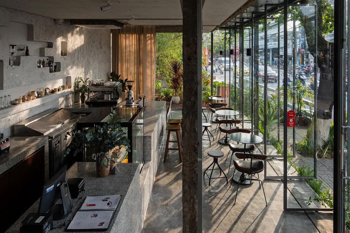Nomad Café chú trọng đến việc tận dụng ánh sáng tự nhiên để làm sáng và làm đẹp không gian