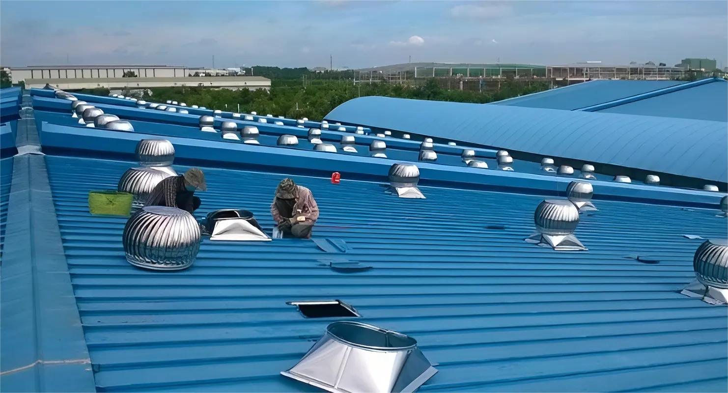 Thiết kế cửa sổ để tận dụng ánh sáng tự nhiên nhưng hạn chế bức xạ nhiệt, có thể lắp đặt rèm hoặc màn che cách nhiệt.