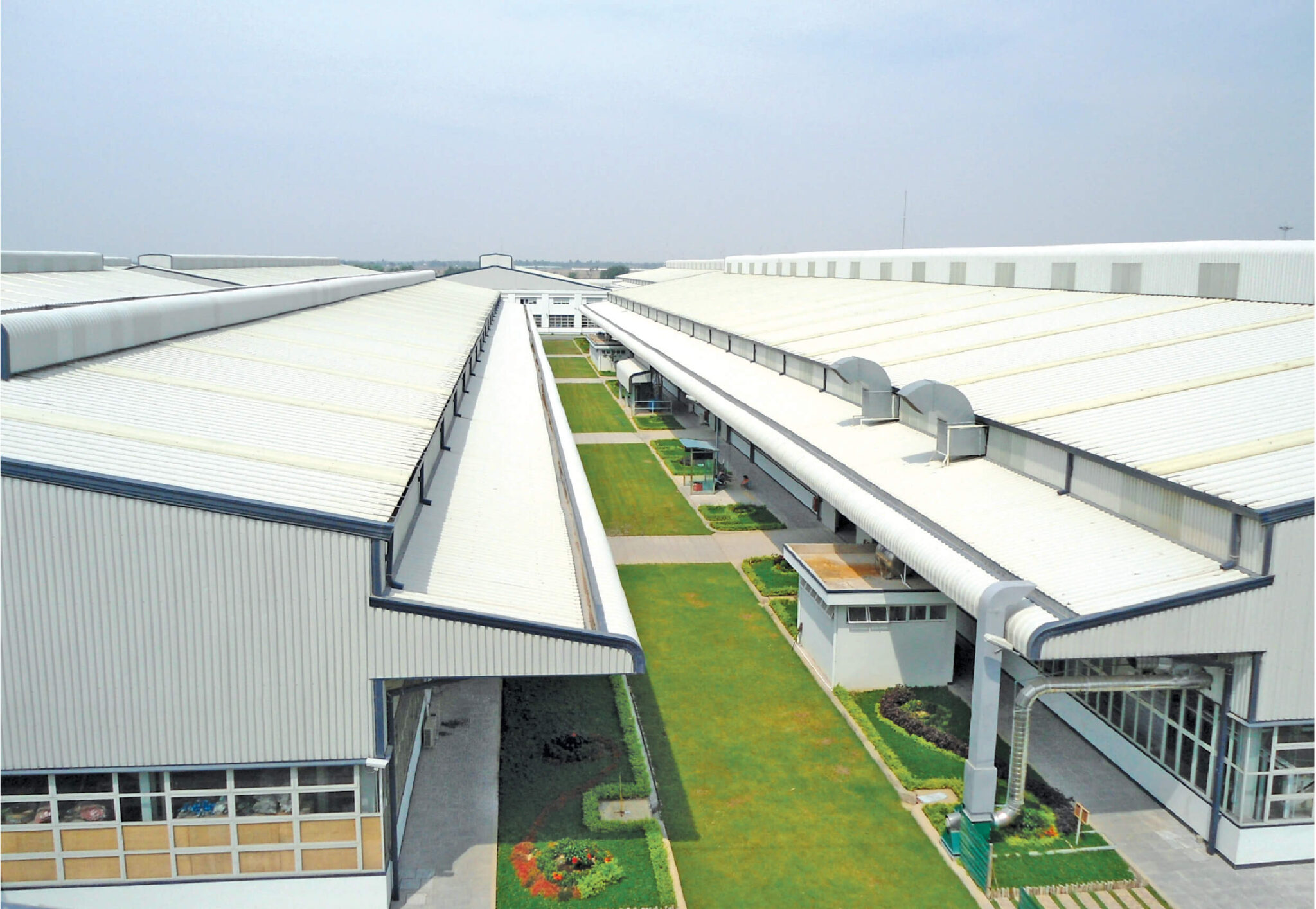 Việc chống nóng cho nhà xưởng khung thép là yếu tố quan trọng giúp nâng cao hiệu suất làm việc