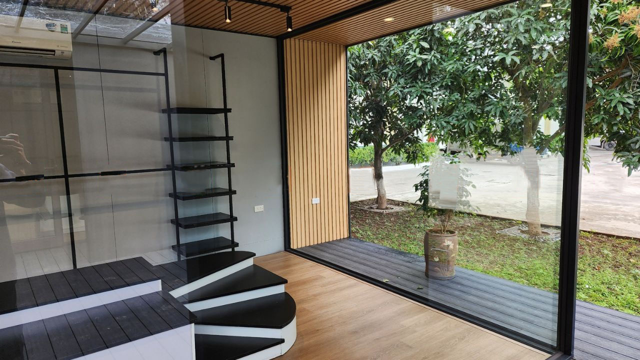Villax sử dụng hệ thống lam gỗ bên trong và lam nhựa bên ngoài để trang trí cửa hàng, tạo sự bền vững và thẩm mỹ cao.