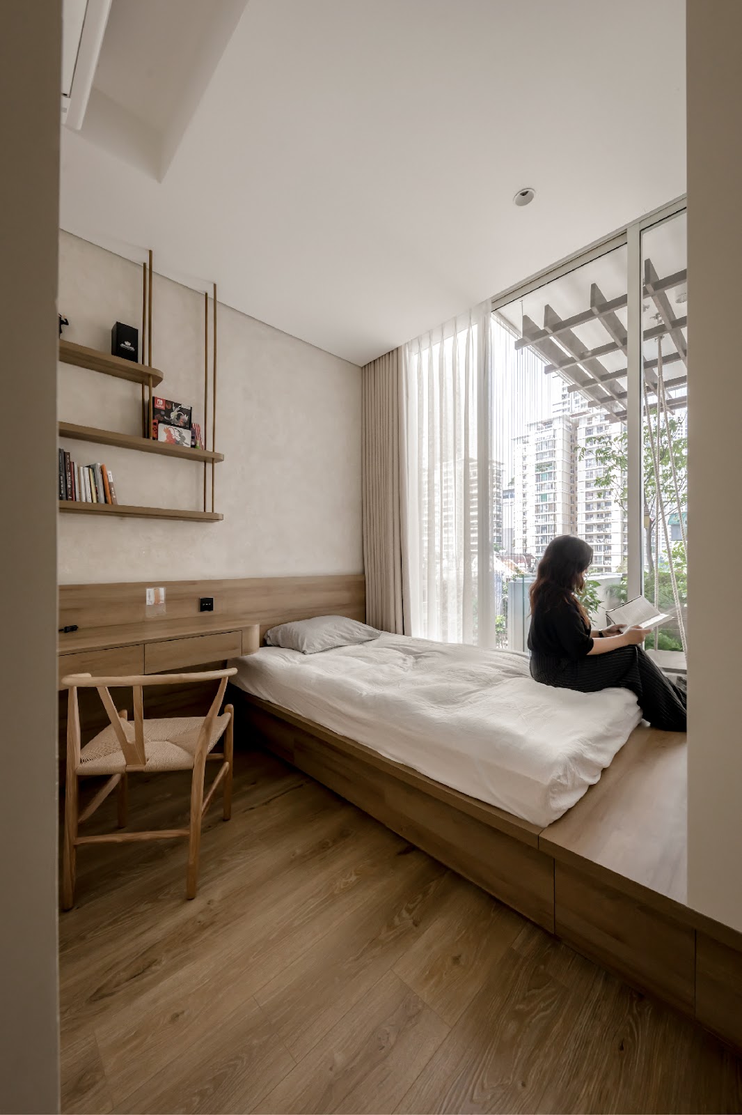 Không gian phòng ngủ cũng mang đậm phong cách tối giản