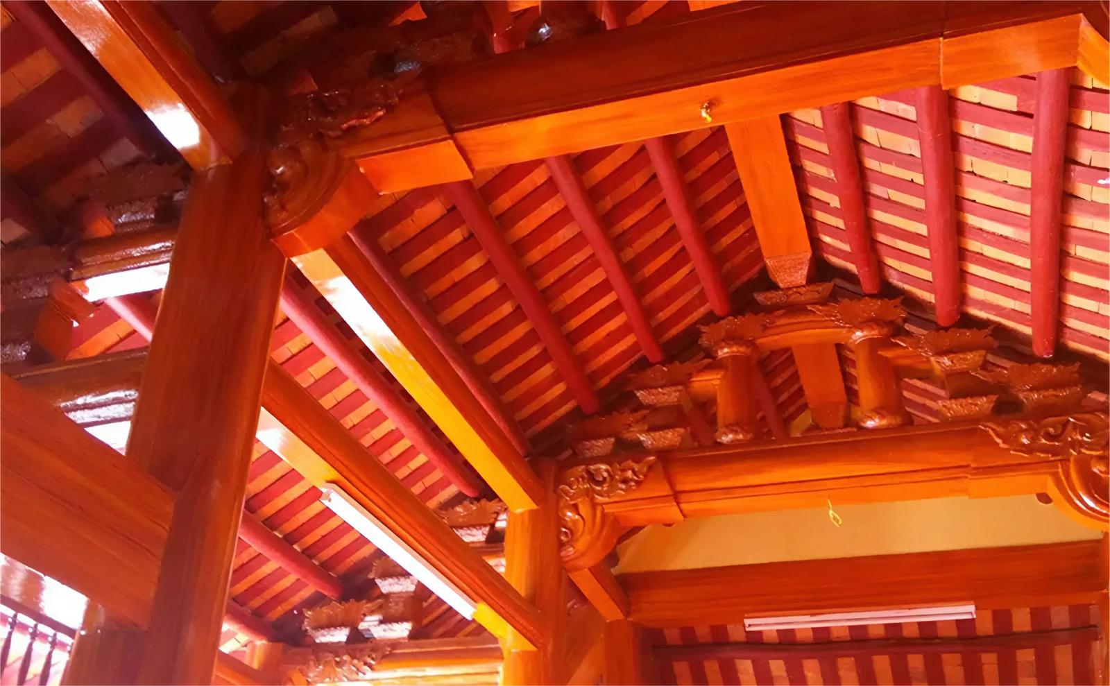 Các cột gỗ đã được tối giá để hướng đến sự hiện đại