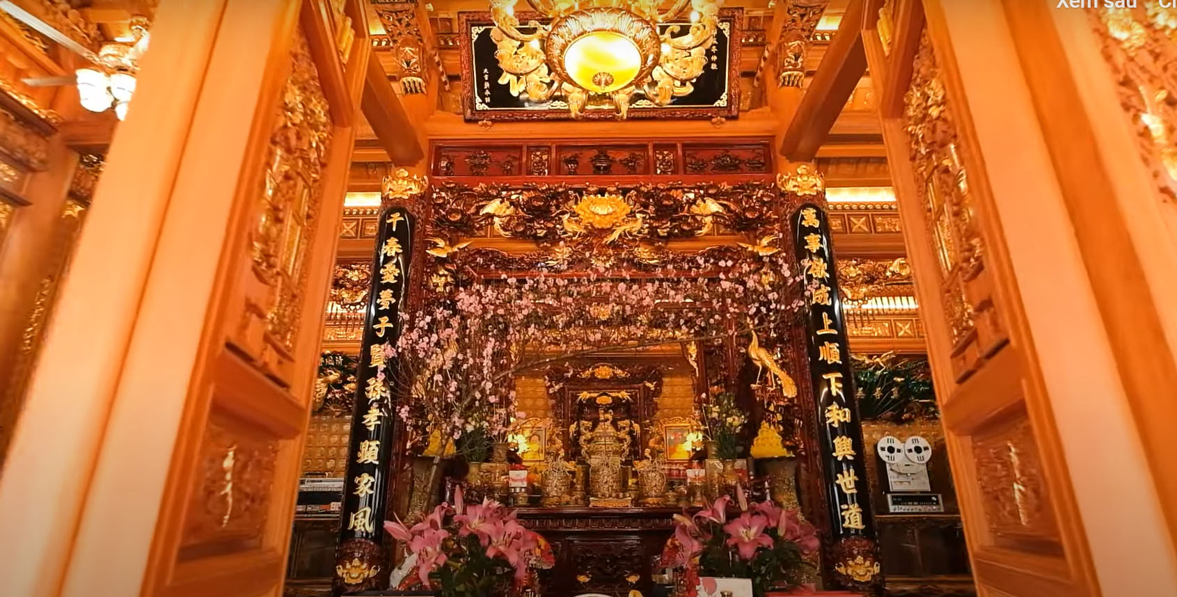 Gian thờ trong nhà gỗ đẹp đơn giản, rộng rãi, trang nghiêm được trang trí hài hòa