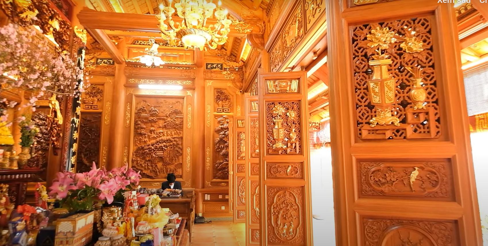 Cửa bức bàn của ngôi nhà được làm theo kiểu pano thủng