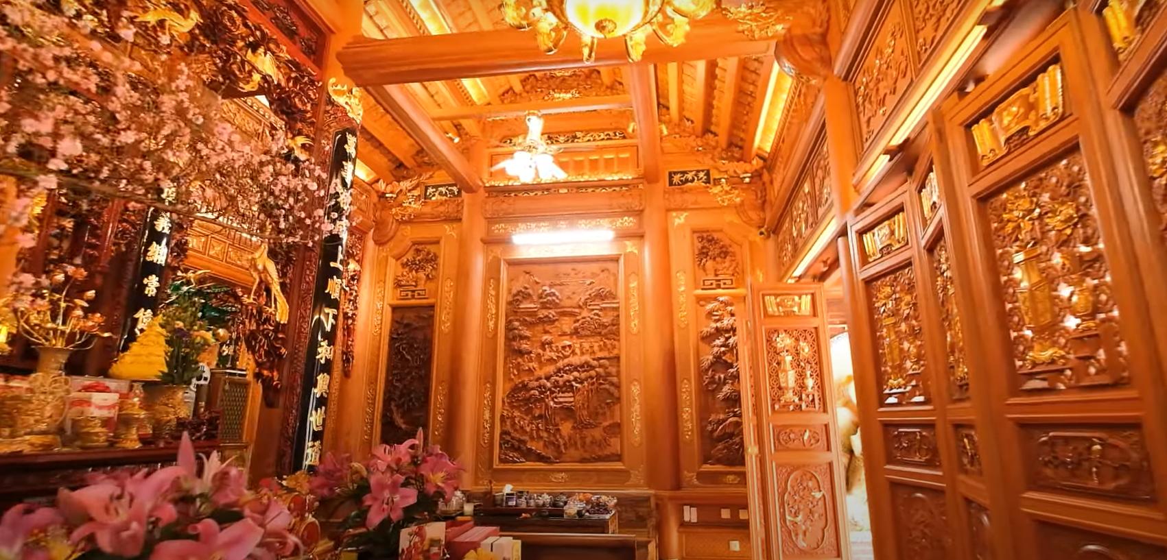 Bên cạnh gian thờ, hai gian bên được thiết kế làm nơi tiếp khách và sinh hoạt gia đình.