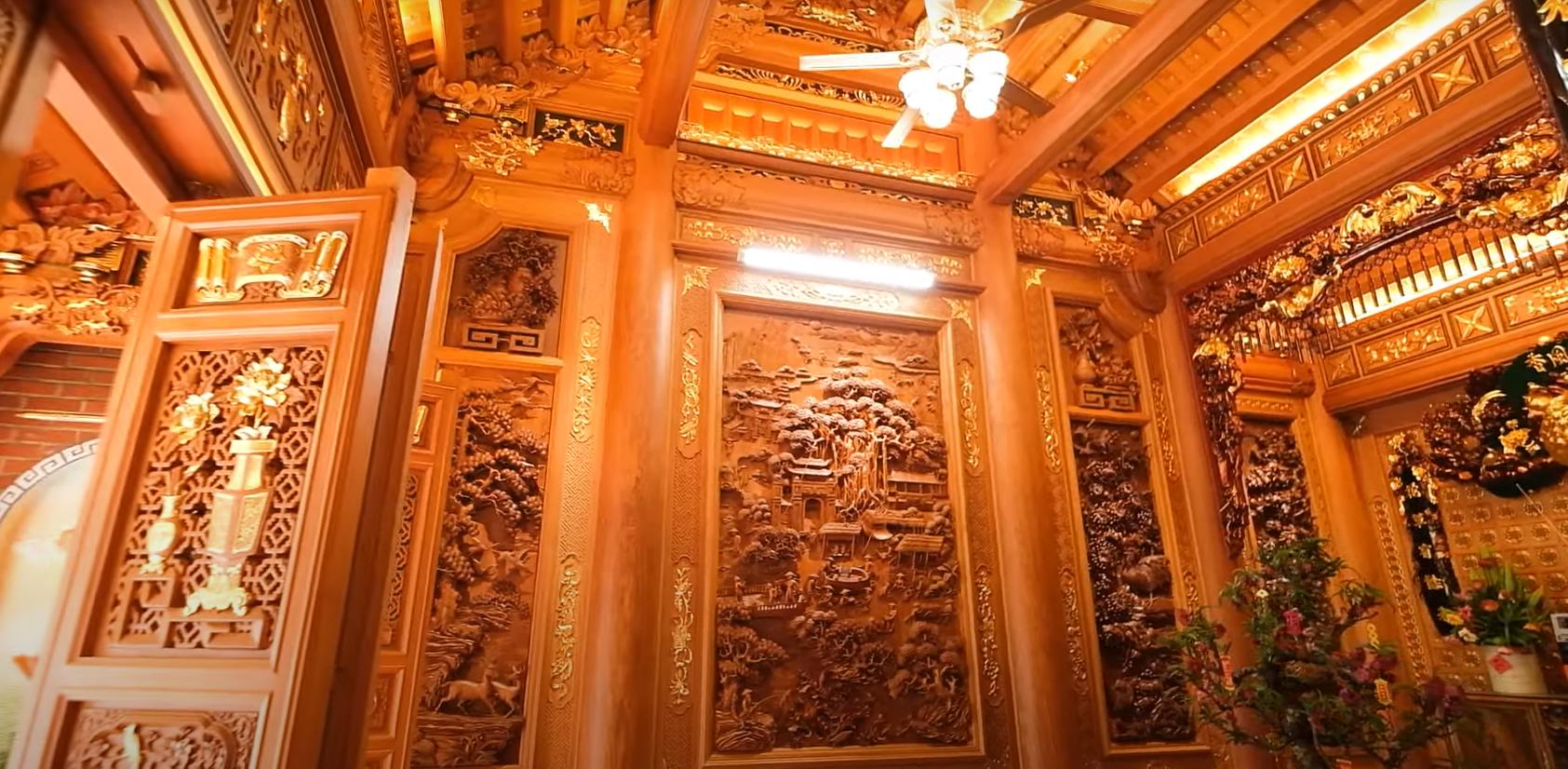 Phần bẩy cò được đục chạm hình hoa sen – biểu tượng của sự tinh tế, thanh cao và đẹp đẽ